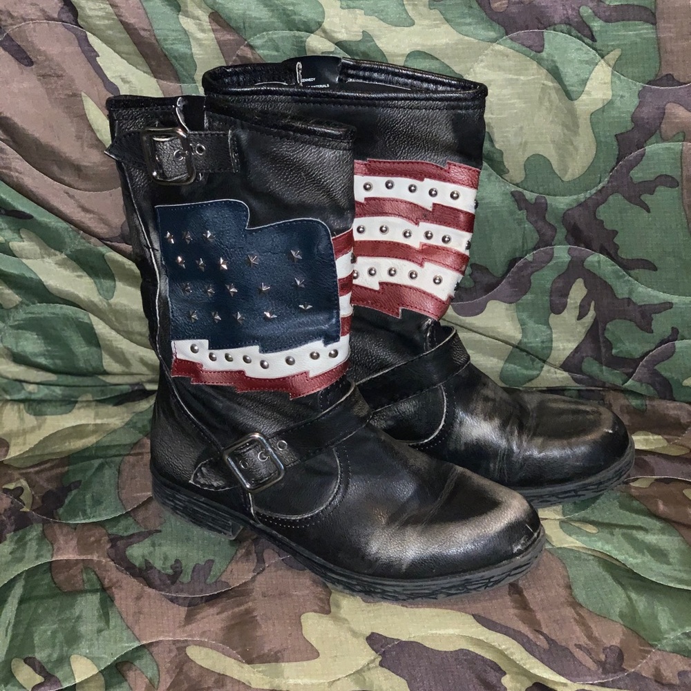 Distressed Americans Flat boots